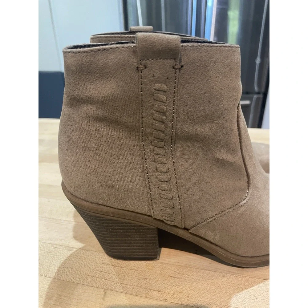 Jessica Cline Baylee Beige Tan Faux Suede Ankle Boots Booties Women's Size 8M